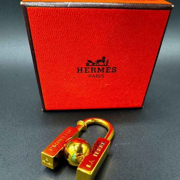 LOT 1523 18K gold plated HERMES Cadenas L'NOMME PEUT EMBELLIR LA TERRE 2001 - Picture 1 of 6